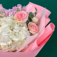Букет &laquo;Розовый зефир&raquo; с гортензией и кустовой розой 1