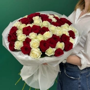 Букет из 51 красной и белой розы &laquo;Пылкие чувства&raquo; 0