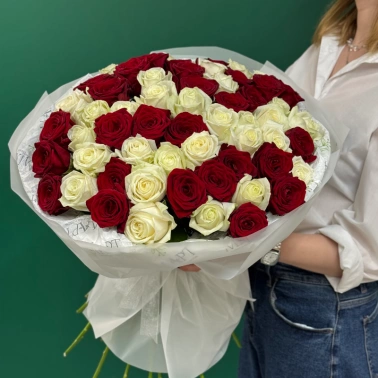 Букет из 51 красной и белой розы «Пылкие чувства»