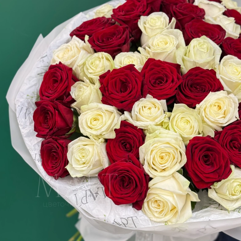 Букет из 51 красной и белой розы &laquo;Пылкие чувства&raquo;
