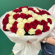 Букет из 51 красной и белой розы &laquo;Пылкие чувства&raquo; 3