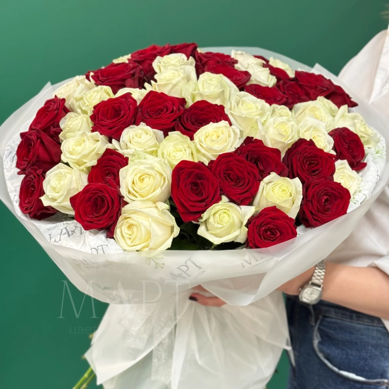 Букет из 51 красной и белой розы &laquo;Пылкие чувства&raquo;