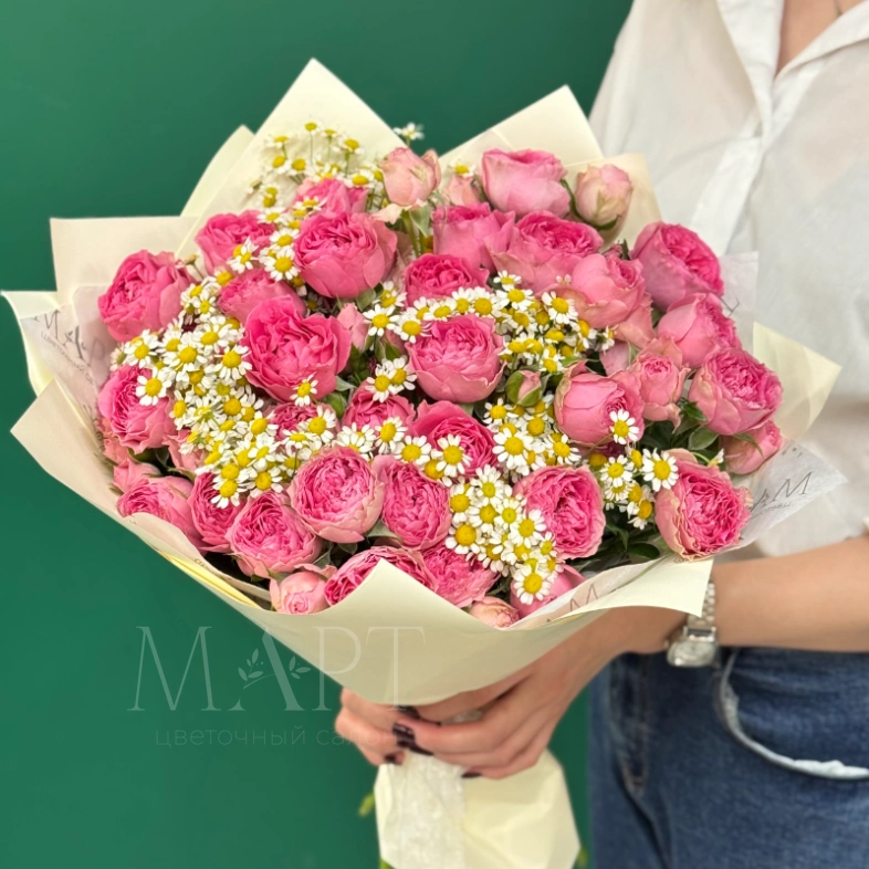 Букет &laquo;Весенняя мечта&raquo; с кустовой розой и ромашками