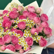 Букет &laquo;Весенняя мечта&raquo; с кустовой розой и ромашками 1