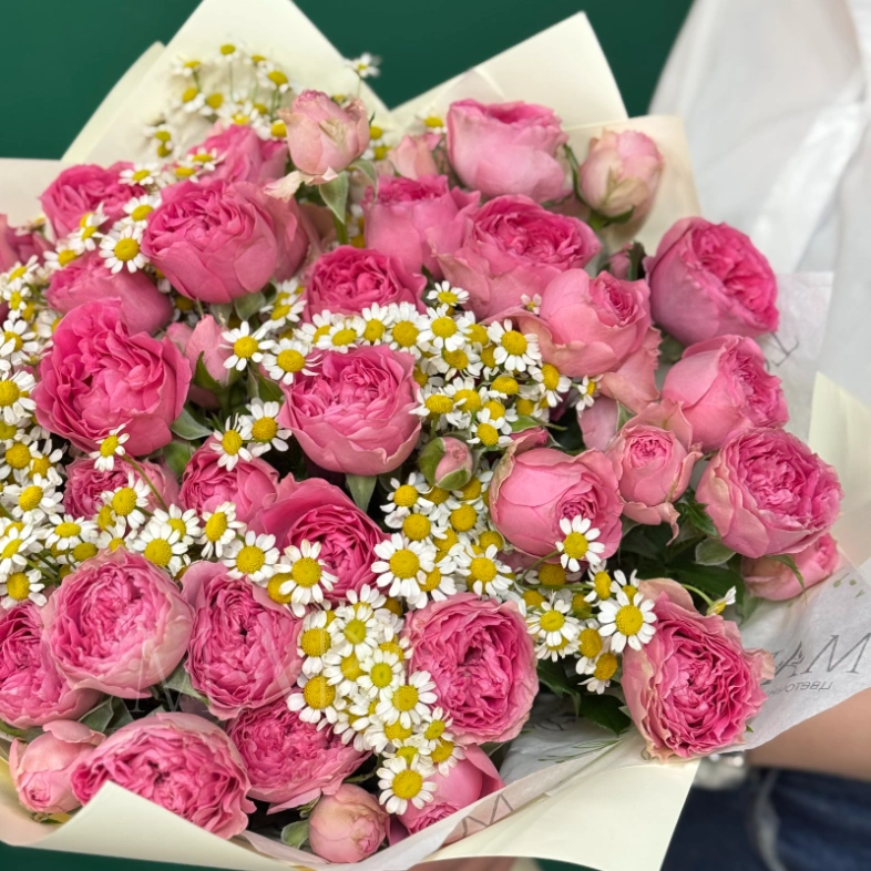 Букет &laquo;Весенняя мечта&raquo; с кустовой розой и ромашками