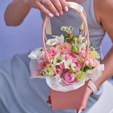 Композиция Кустовых Роз, Эустом и Танацетум