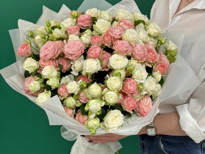 Микс из белых и розовых кустовых роз «Конфетти счастья»