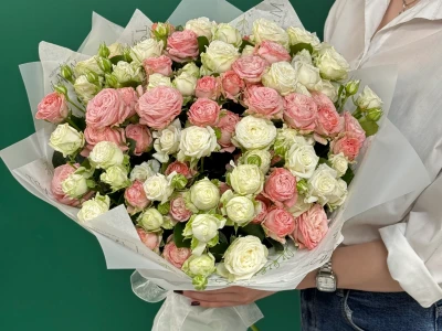 Микс из белых и розовых кустовых роз «Конфетти счастья»