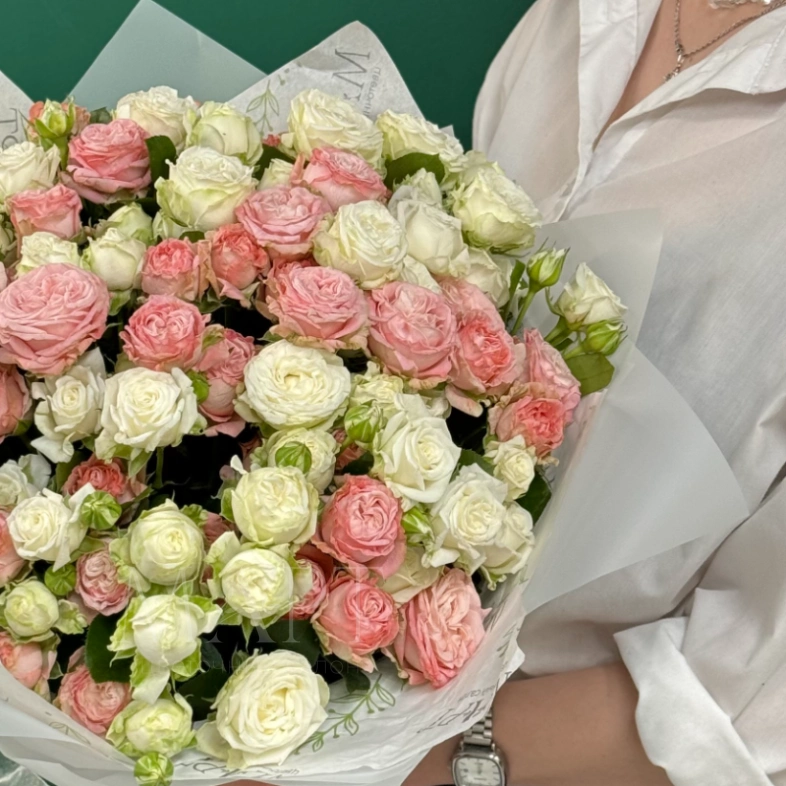 Микс из белых и розовых кустовых роз &laquo;Конфетти счастья&raquo;