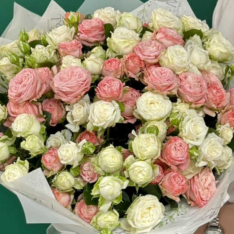 Микс из белых и розовых кустовых роз &laquo;Конфетти счастья&raquo;