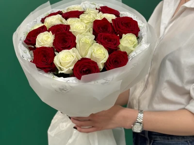 Букет микс из 25 красных и белых роз «Во имя любви»