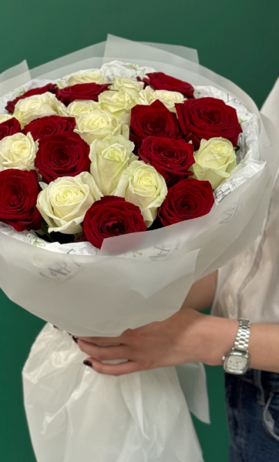 Букет микс из 25 красных и белых роз «Во имя любви»