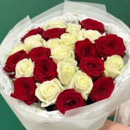 Букет микс из 25 красных и белых роз &laquo;Во имя любви&raquo; 3