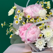 Композиция в сумочке с пионами &laquo;Нежная&raquo; 1