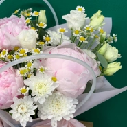 Композиция в сумочке с пионами &laquo;Нежная&raquo; 2
