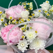 Композиция в сумочке с пионами &laquo;Нежная&raquo; 3