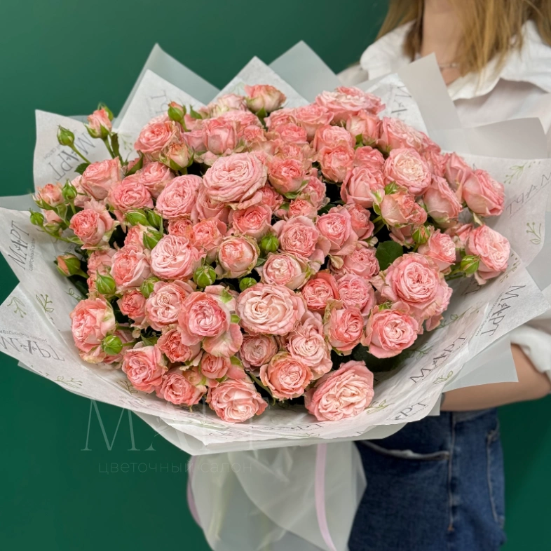 Букет из 25 розовых пионовидных кустовых роз &laquo;Первое дыхание&raquo;