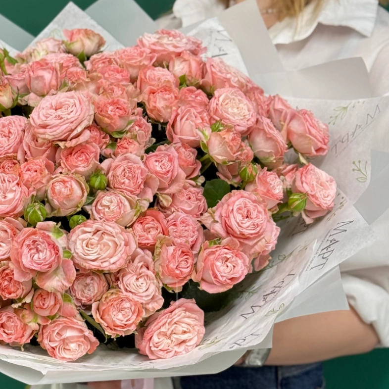 Букет из 25 розовых пионовидных кустовых роз &laquo;Первое дыхание&raquo;