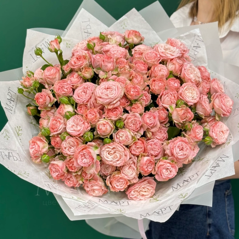 Букет из 25 розовых пионовидных кустовых роз &laquo;Первое дыхание&raquo;