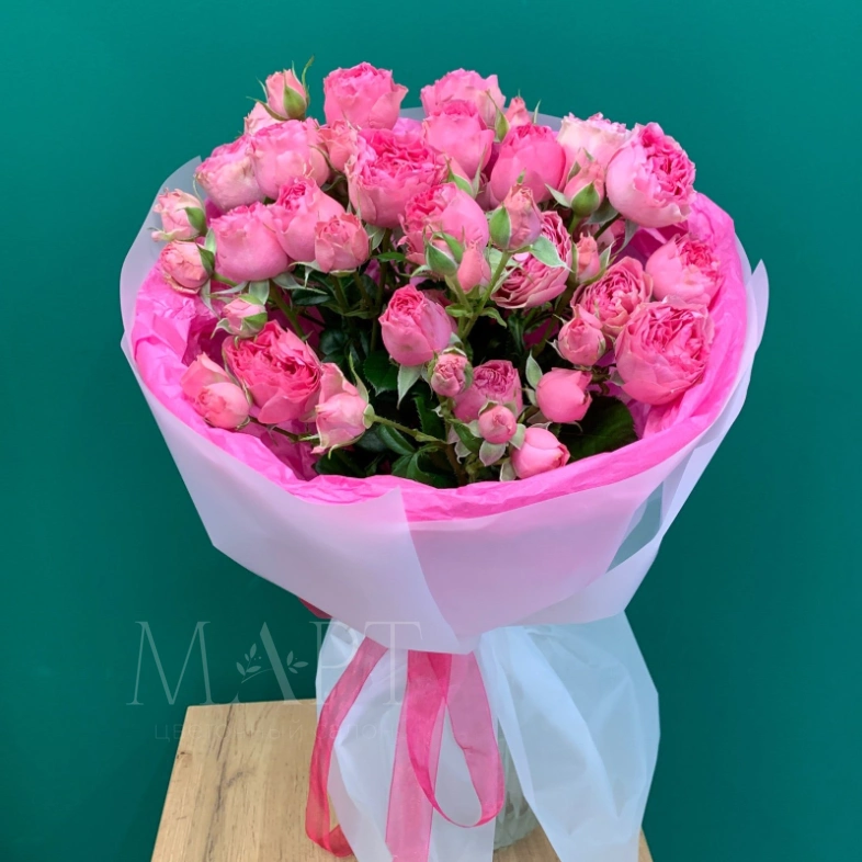 Букет из малиновых кустовых роз