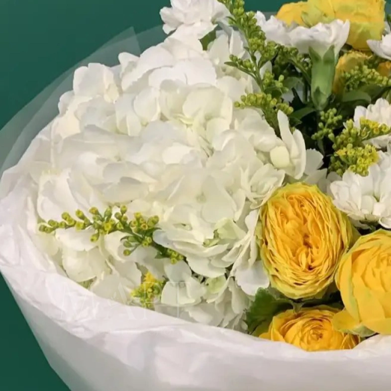 Букет с гортензией и яркими розами