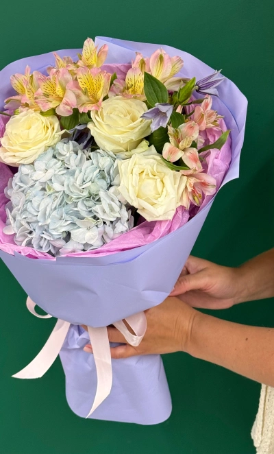 Букет с гортензией и розами